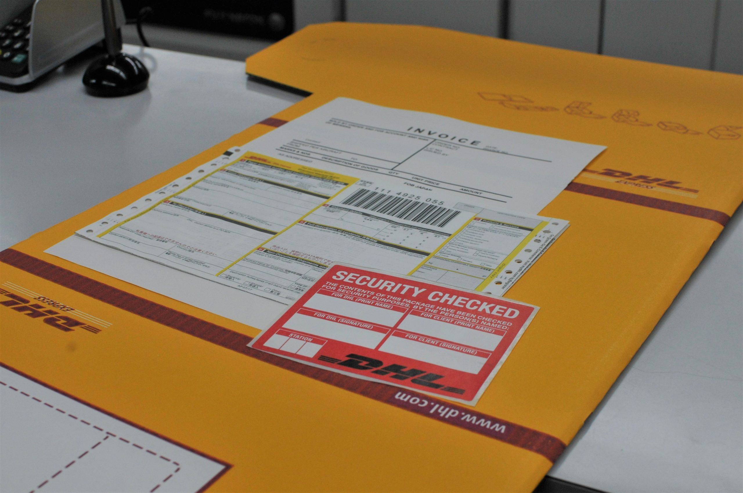 DHLとDHL Expressの違いは何ですか？
